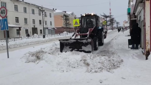 Уже несколько дней областной центр находится во власти снежного циклона, однако городские дорожные службы в усиленном режиме уверенно устраняют последствия снегопада