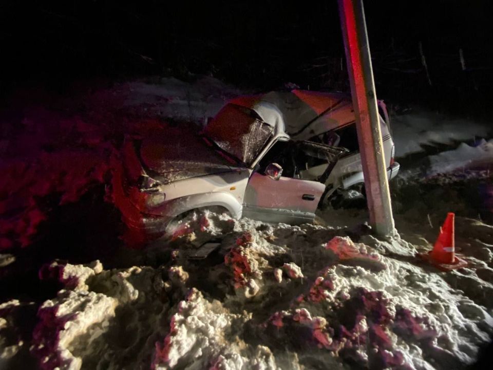 Нетрезвая магаданка выехала на трассу и влетела в фонарный столб