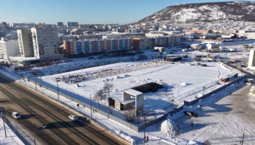 Гигантский QR-код отлили из бетона на площадки Магаданской