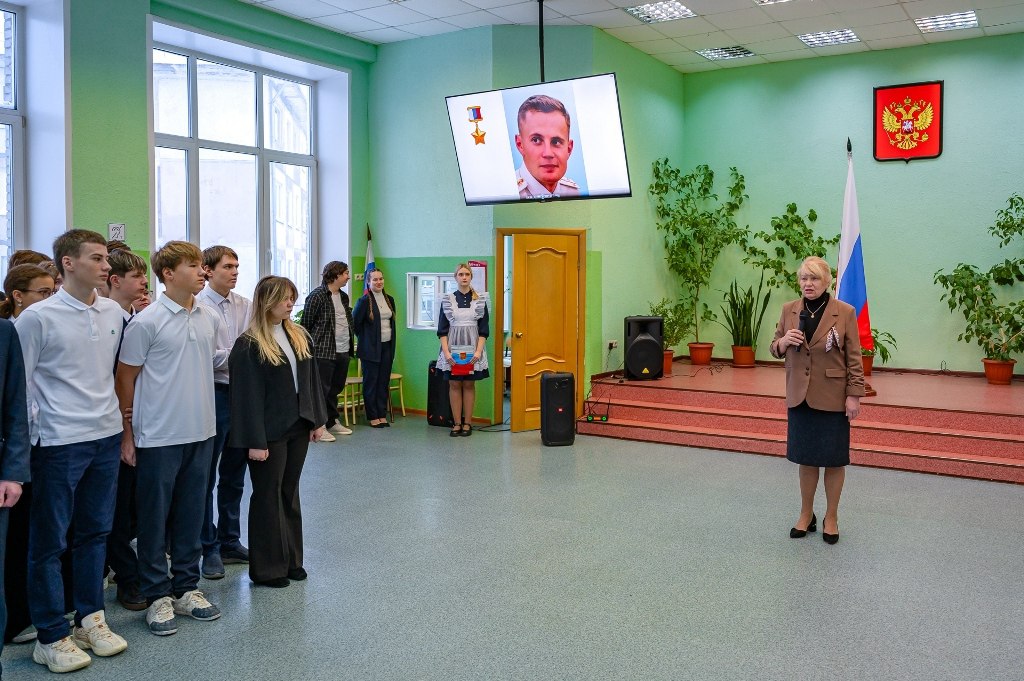 В Гимназии № 13 имени Героя России Ивана Кабанова прошла торжественная памятная линейка В Гимназии № 13 имени Героя России Ивана Кабанова прошла торжественная памятная линейка