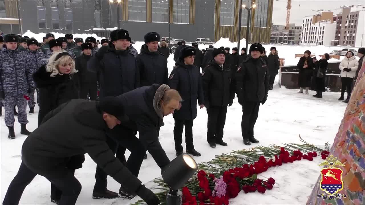 В Магадане полицейские и общественники приняли участие в торжественной церемонии, посвященной Дню Героев Отечества