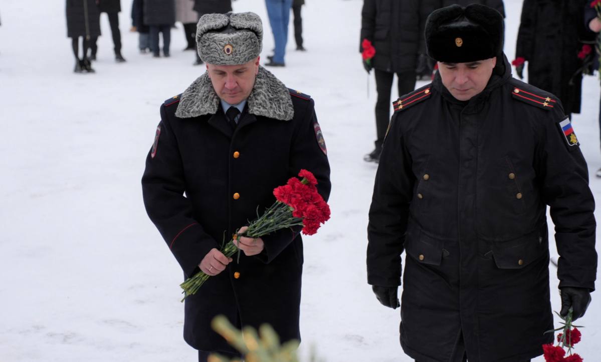 В Магадане полицейские и общественники приняли участие в торжественной церемонии, посвященной Дню Героев Отечества В Магадане полицейские и общественники приняли участие в торжественной церемонии, посвященной Дню Героев Отечества
