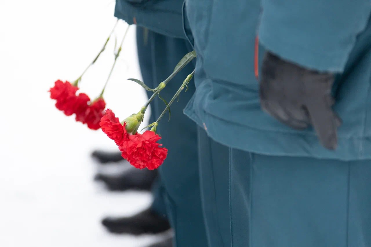 Магаданцы возложили цветы в память о Героях Отечества Магаданцы возложили цветы в память о Героях Отечества