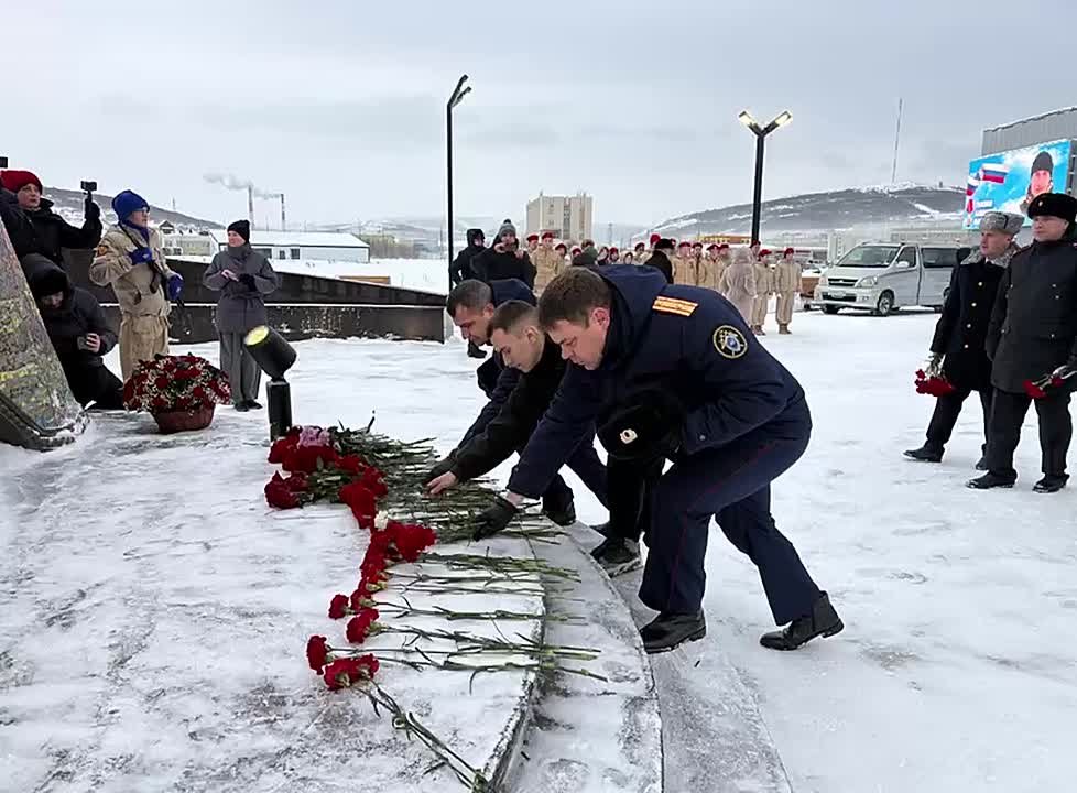 Сотрудники СУ по Магаданской области почтили память Героев Отечества