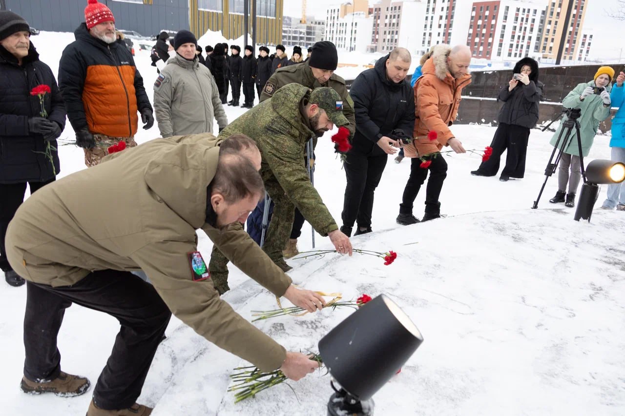 Магаданцы возложили цветы в память о Героях Отечества Магаданцы возложили цветы в память о Героях Отечества