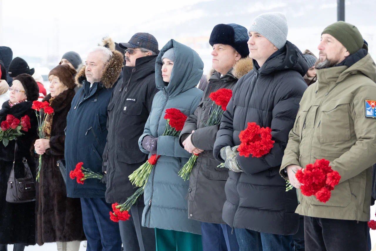 Магаданцы возложили цветы в память о Героях Отечества Магаданцы возложили цветы в память о Героях Отечества