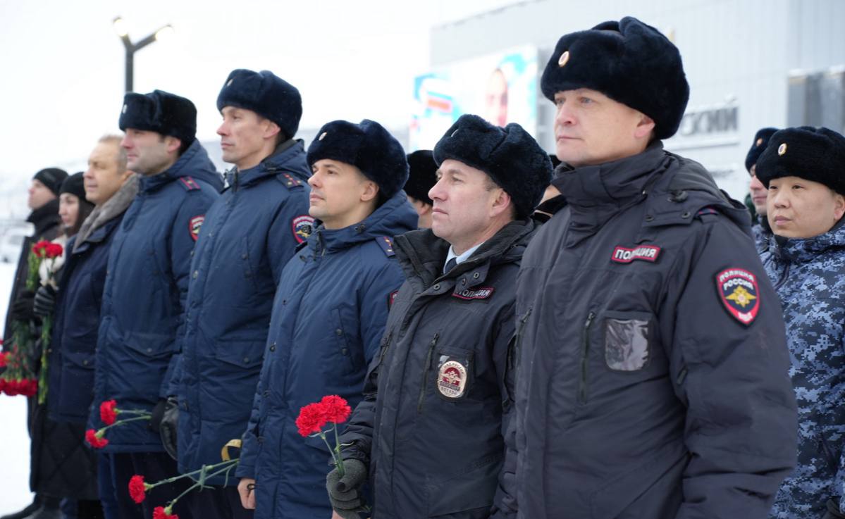 В Магадане полицейские и общественники приняли участие в торжественной церемонии, посвященной Дню Героев Отечества В Магадане полицейские и общественники приняли участие в торжественной церемонии, посвященной Дню Героев Отечества