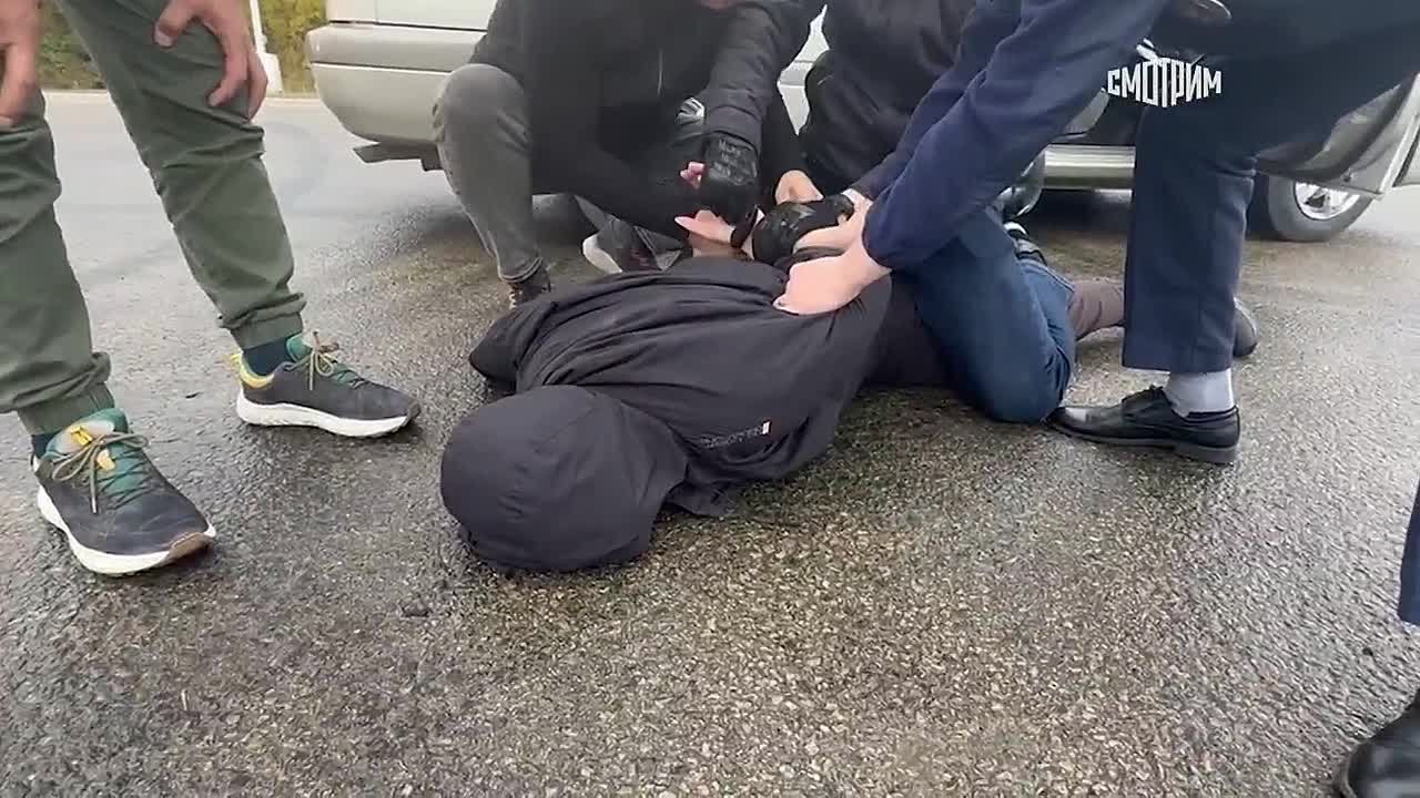 ФСБ опубликовала кадры вскрытия тайников ОПГ, занимавшейся незаконным оборотом драгметаллов в Магаданской области