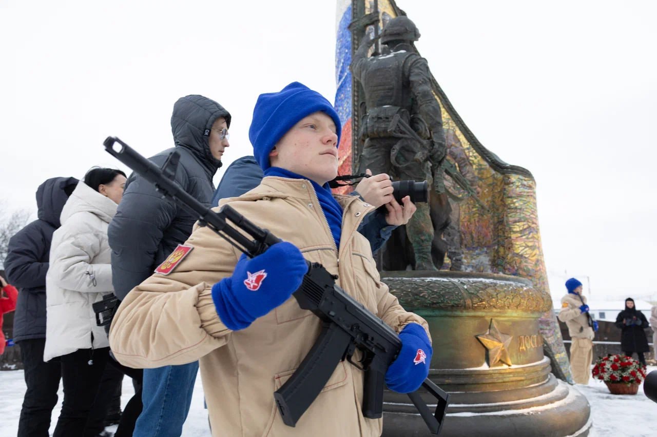 Магаданцы возложили цветы в память о Героях Отечества Магаданцы возложили цветы в память о Героях Отечества