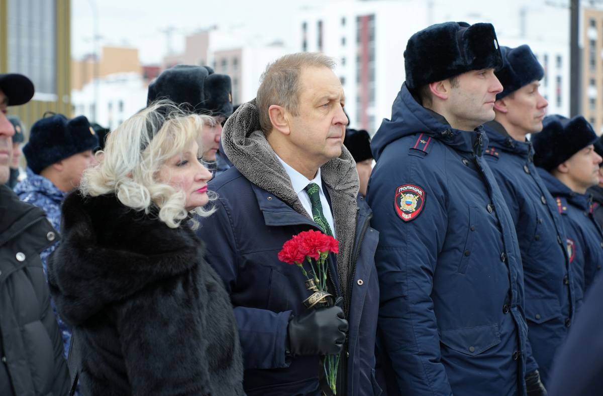 В Магадане полицейские и общественники приняли участие в торжественной церемонии, посвященной Дню Героев Отечества В Магадане полицейские и общественники приняли участие в торжественной церемонии, посвященной Дню Героев Отечества