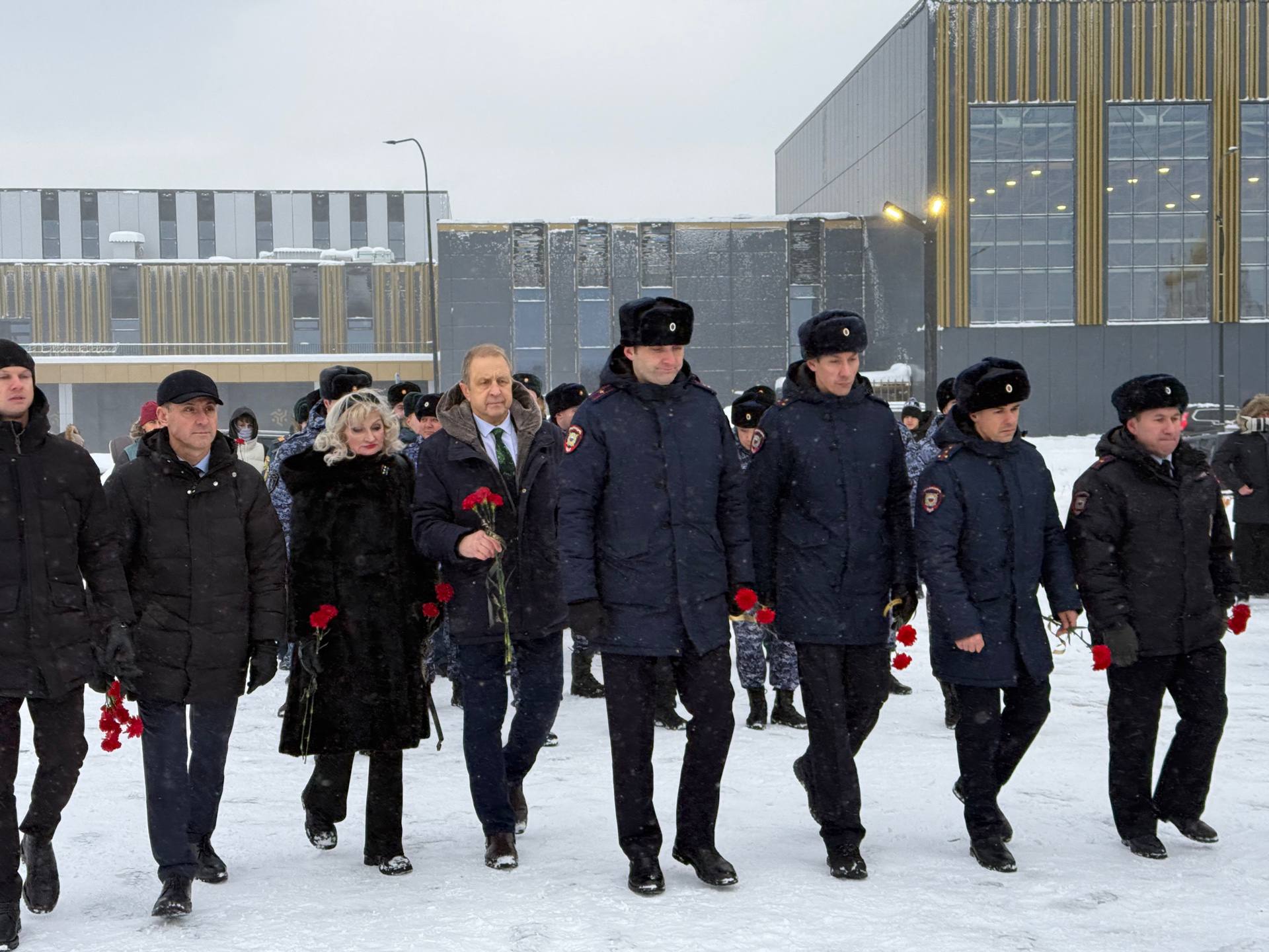 В Магадане полицейские и общественники приняли участие в торжественной церемонии, посвященной Дню Героев Отечества В Магадане полицейские и общественники приняли участие в торжественной церемонии, посвященной Дню Героев Отечества