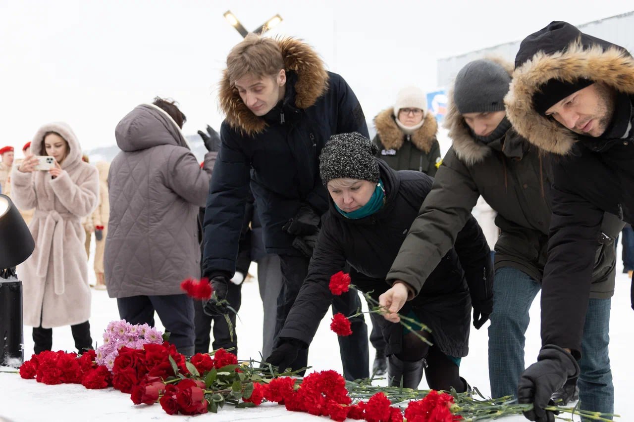 Магаданцы возложили цветы в память о Героях Отечества
