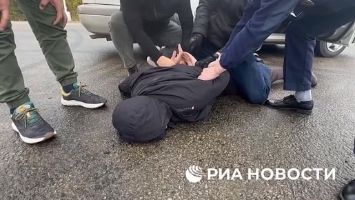 ФСБ опубликовала кадры вскрытия тайников ОПГ, занимавшейся незаконным оборотом драгметаллов в Магаданской области