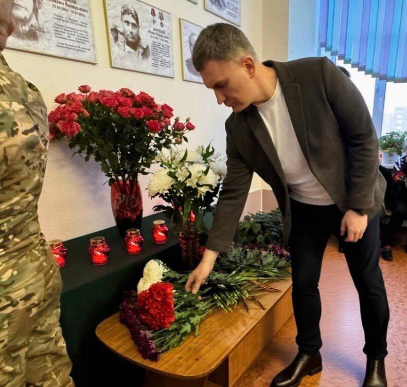 СВО и Герои. Помним!Чтим!Гордимся!: в 21 школе города Магадана почтили память выпускников школы, погибших в зоне специальной военной операции СВО и Герои. Помним!Чтим!Гордимся!: в 21 школе города Магадана почтили память выпускников школы, погибших в зоне специальной военной операции