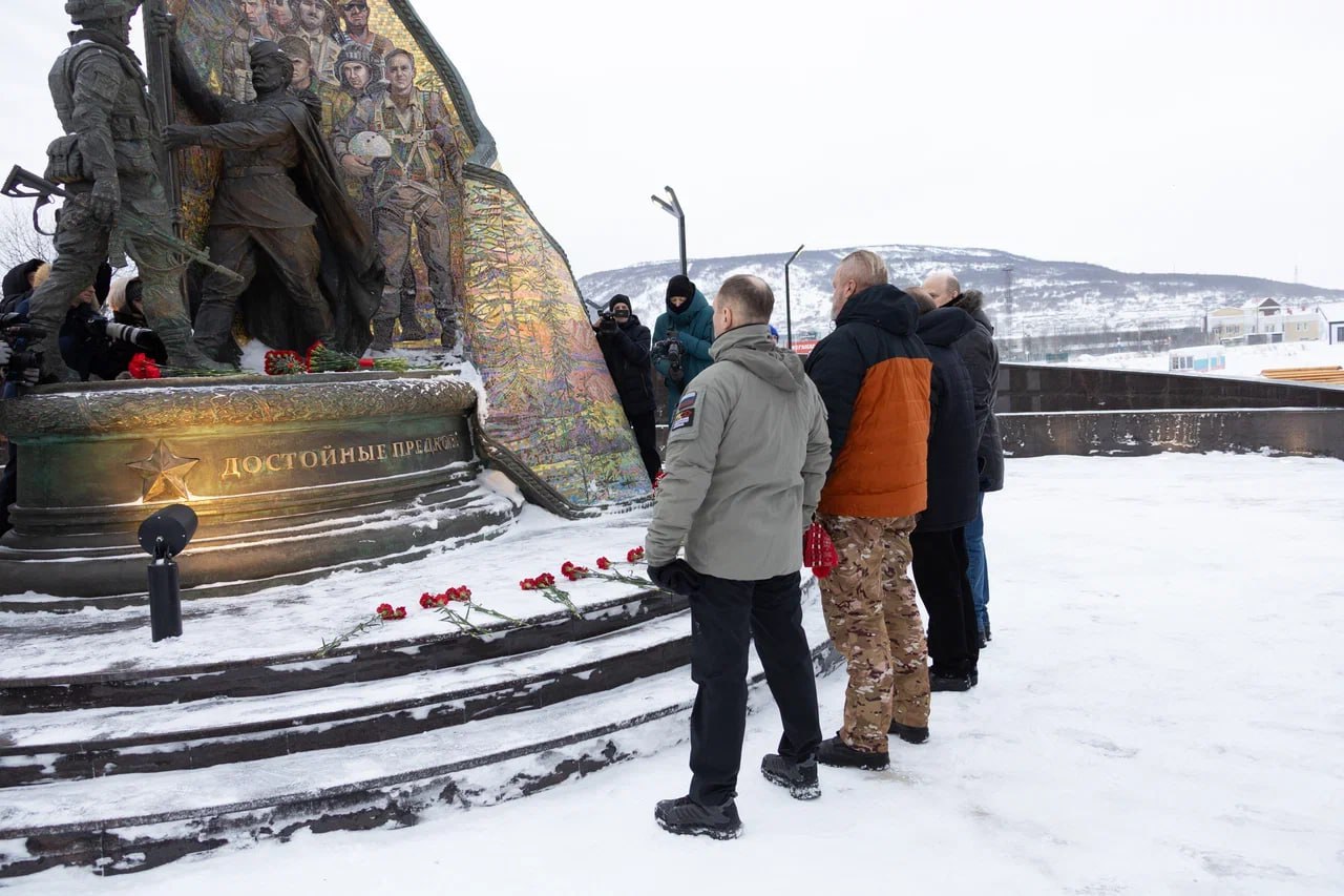 Магаданцы возложили цветы в память о Героях Отечества Магаданцы возложили цветы в память о Героях Отечества