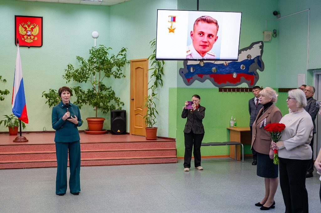 В Гимназии № 13 имени Героя России Ивана Кабанова прошла торжественная памятная линейка В Гимназии № 13 имени Героя России Ивана Кабанова прошла торжественная памятная линейка