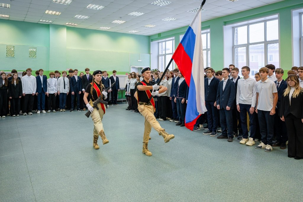 В Гимназии № 13 имени Героя России Ивана Кабанова прошла торжественная памятная линейка