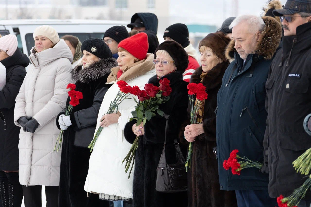 Магаданцы возложили цветы в память о Героях Отечества Магаданцы возложили цветы в память о Героях Отечества