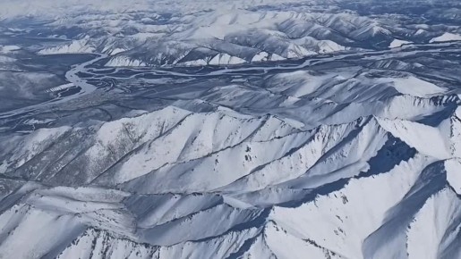 Снежные горы показали из кабины самолета магаданские авиаторы
