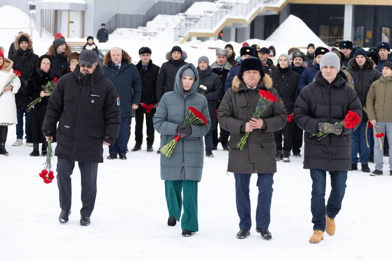 Магаданцы возложили цветы в память о Героях Отечества Магаданцы возложили цветы в память о Героях Отечества