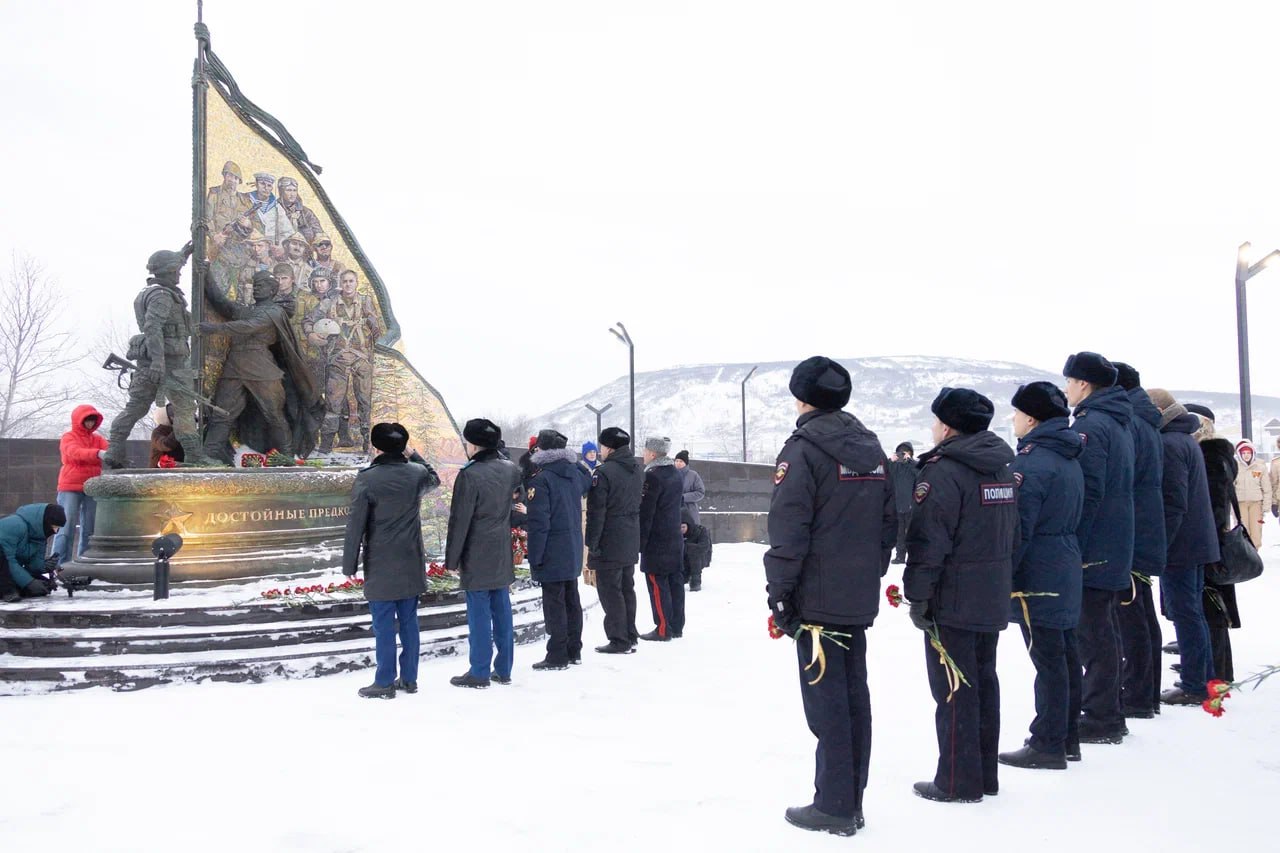 Магаданцы возложили цветы в память о Героях Отечества Магаданцы возложили цветы в память о Героях Отечества