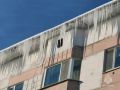 Колымчанам напомнили об опасностях схода снега и льда с крыш
