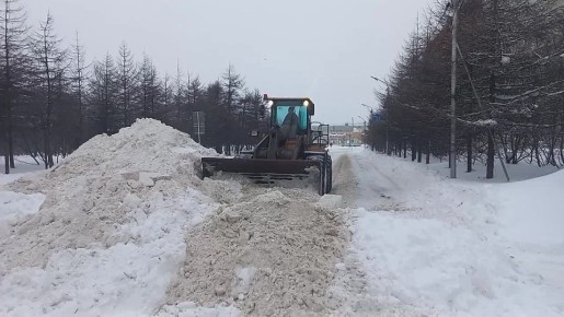 Сегодня, 10 декабря в Магадане на снегоуборку вышла коммунальная техника, а также рабочие ручного труда
