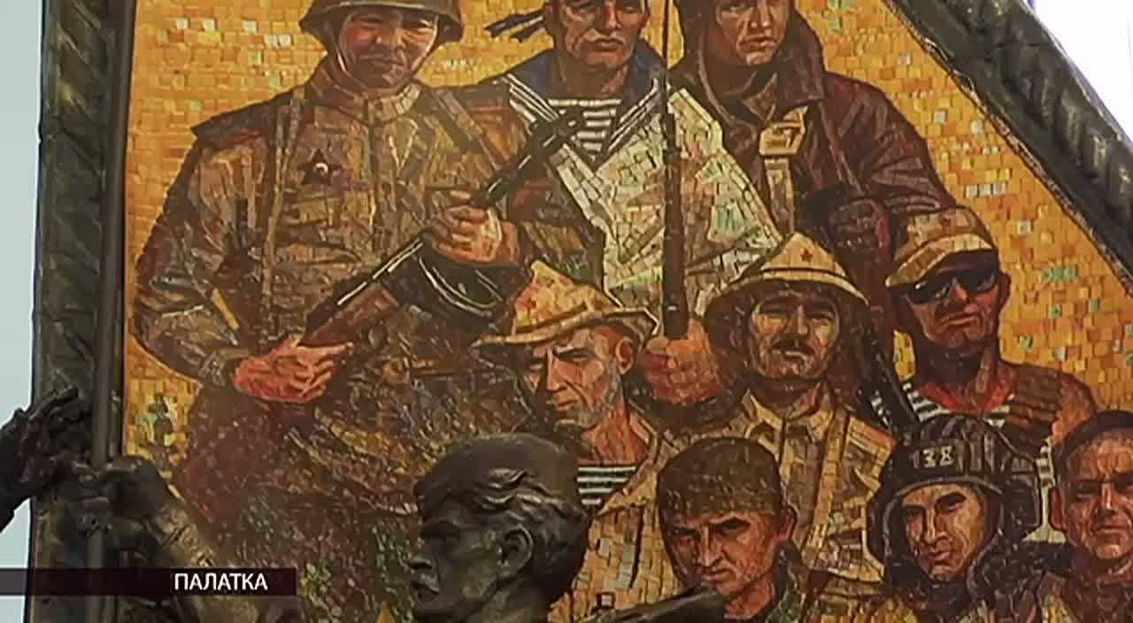 В школе №1 поселка Палатка открыли копию монумента «Достойные предков»