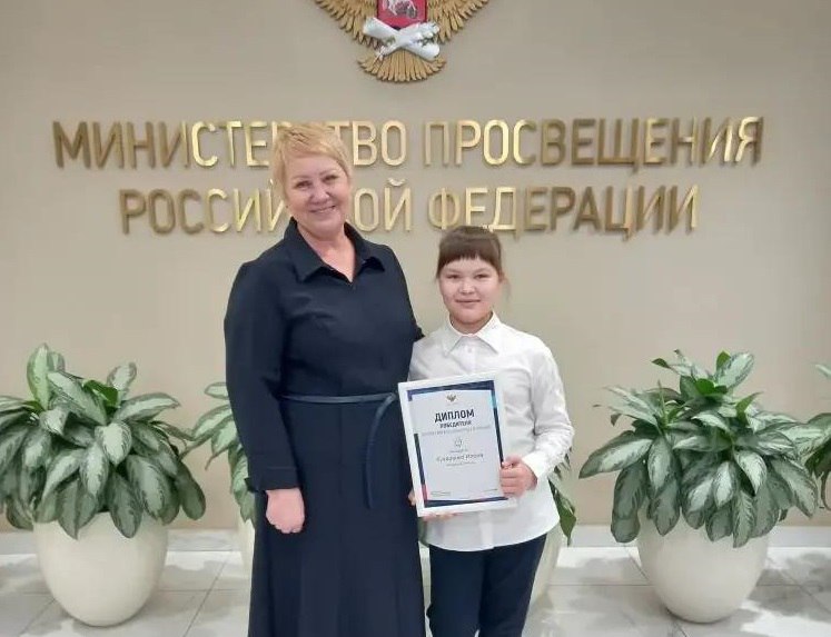 Школьница из посёлка Ягодное вошла в число лучших авторов Всероссийского конкурса сочинений