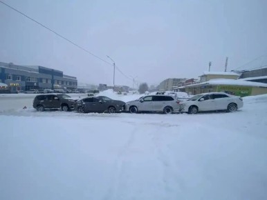 Автоинспекция разбирается в нестандартном столкновении четырех иномарок в Магадане