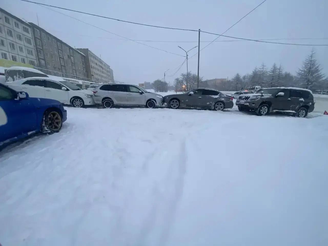 Автоинспекция разбирается в нестандартном столкновении четырех иномарок в Магадане Автоинспекция разбирается в нестандартном столкновении четырех иномарок в Магадане