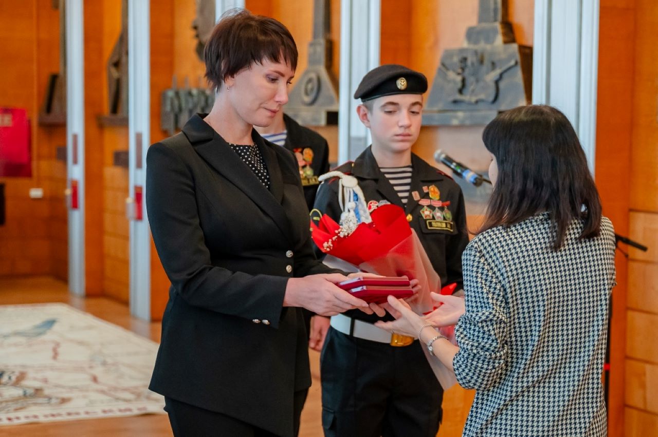 Ордена и медали передали семьям павших героев Отечества в Магадане