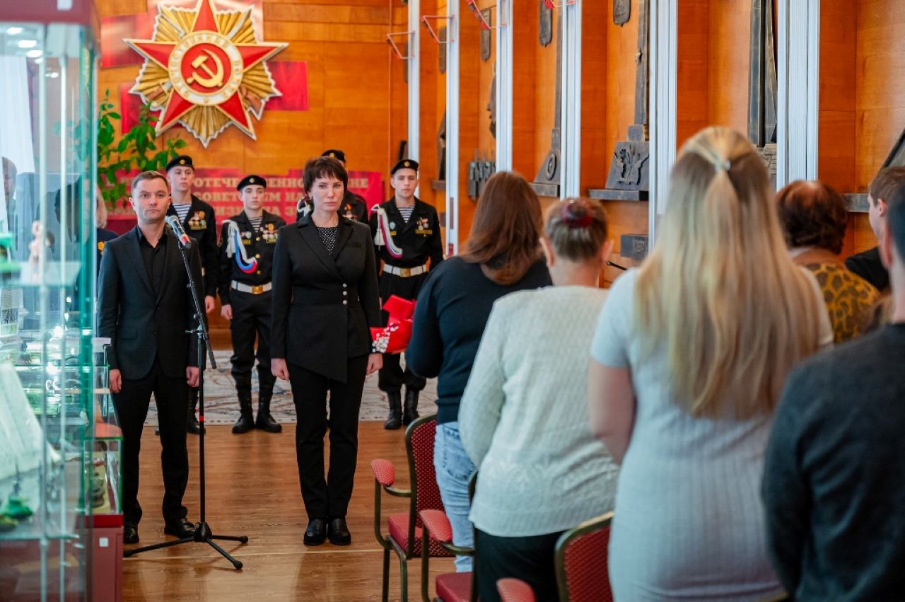 Ордена и медали передали семьям павших героев Отечества в Магадане Ордена и медали передали семьям павших героев Отечества в Магадане