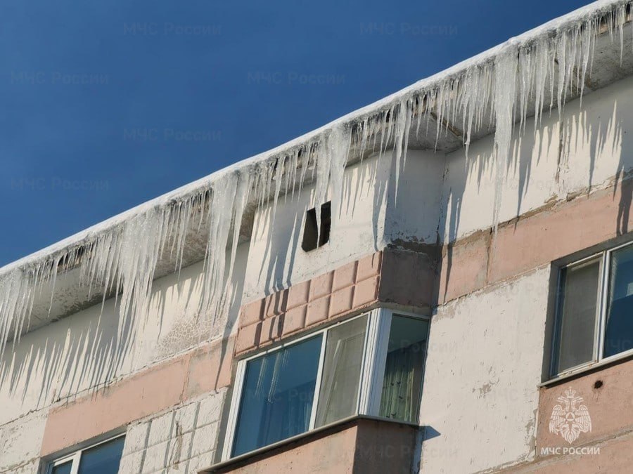 Колымчанам напомнили об опасностях схода снега и льда с крыш