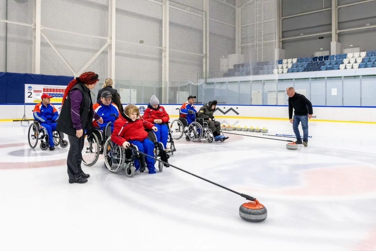 Завершили в декабре "Декаду инвалидов" мастер-классы и турнир по кёрлингу на колясках и стик - кёрлингу в рамках физкультурно - массового мероприятия "Спорт - основа здорового образа жизни!" для, участников СВО, лиц с ОВЗ Завершили в декабре "Декаду инвалидов" мастер-классы и турнир по кёрлингу на колясках и стик - кёрлингу в рамках физкультурно - массового мероприятия "Спорт - основа здорового образа жизни!" для, участников СВО, лиц с ОВЗ