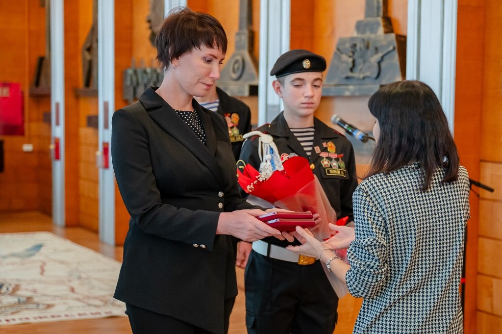 В Магадане вручили награды семьям бойцов, погибших при исполнении воинского долга в ходе специальной военной операции В Магадане вручили награды семьям бойцов, погибших при исполнении воинского долга в ходе специальной военной операции