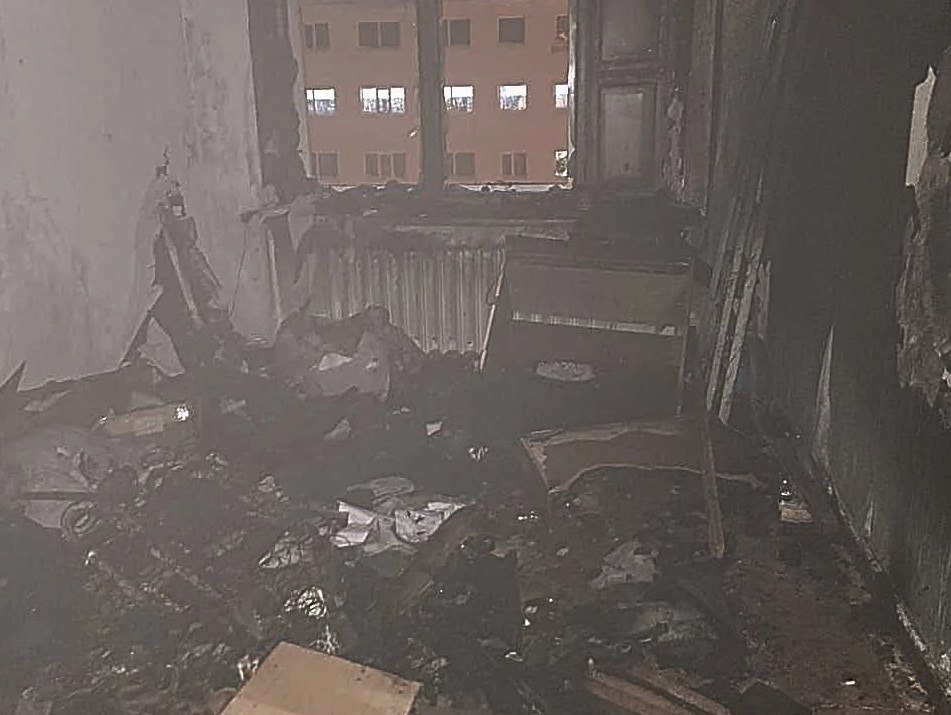 Ребенка и женщину-инвалида спасали из горящей пятиэтажки в Омсукчане