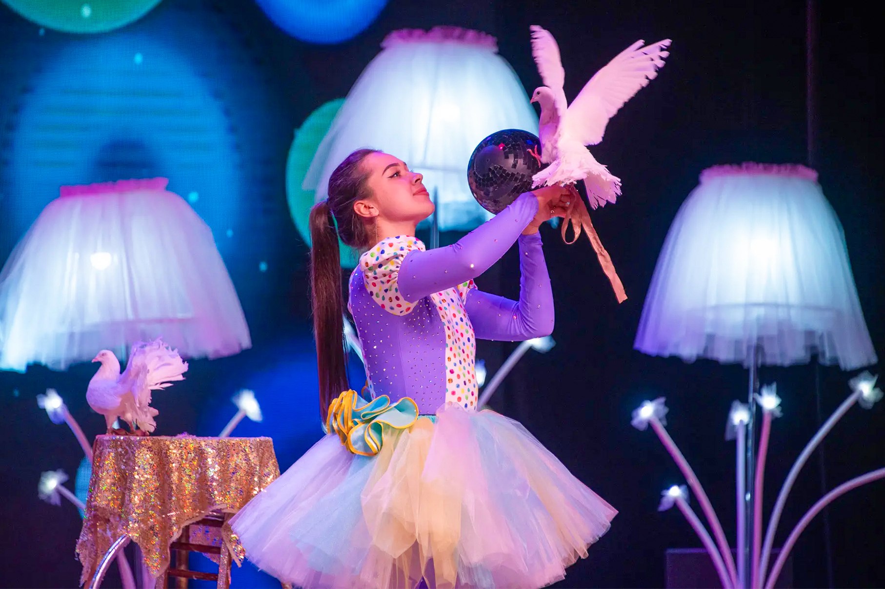 Творческие коллективы в преддверии Нового года отправляются в отдаленные населенные пункты Магаданской области с самыми волшебными выступлениями и поздравлениями