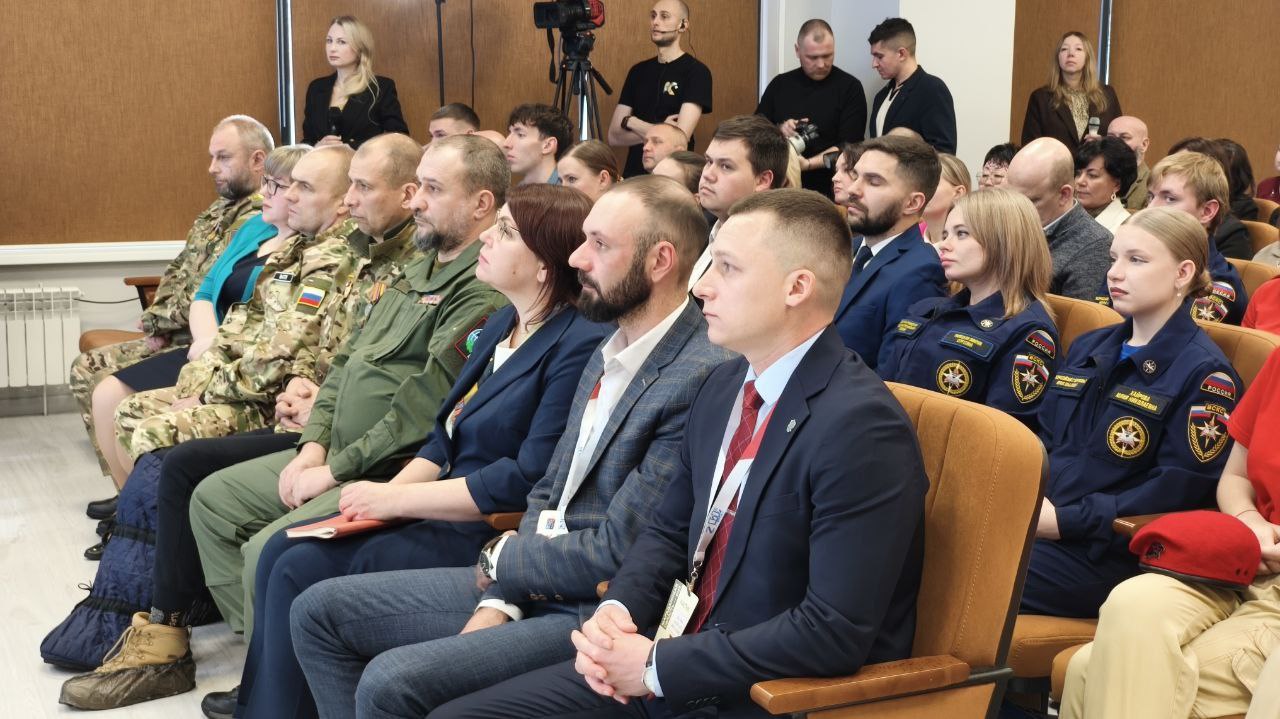 Журналисты, активисты, молодёжь, учителя, врачи, представители профсоюзных и некоммерческих организаций собрались для общения с губернатором Магаданской области Сергеем Носовым по итогам уходящего 2025 года Журналисты, активисты, молодёжь, учителя, врачи, представители профсоюзных и некоммерческих организаций собрались для общения с губернатором Магаданской области Сергеем Носовым по итогам уходящего 2025 года