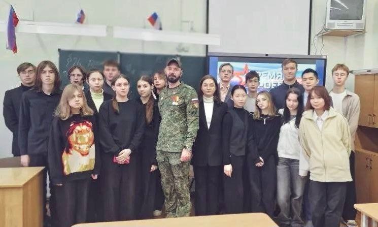 Представитель "Боевого братства", депутат городской Думы и участник программы "Свои герои" Павел Микряков провел "урок мужества" в 10 классе 4-ой школы