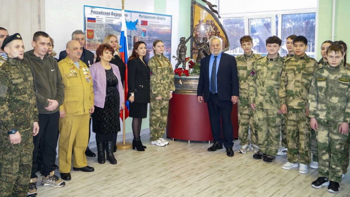 Уменьшенную копию магаданского Монумента Героям СВО открыли в поселке Палатка Уменьшенную копию магаданского Монумента Героям СВО открыли в поселке Палатка