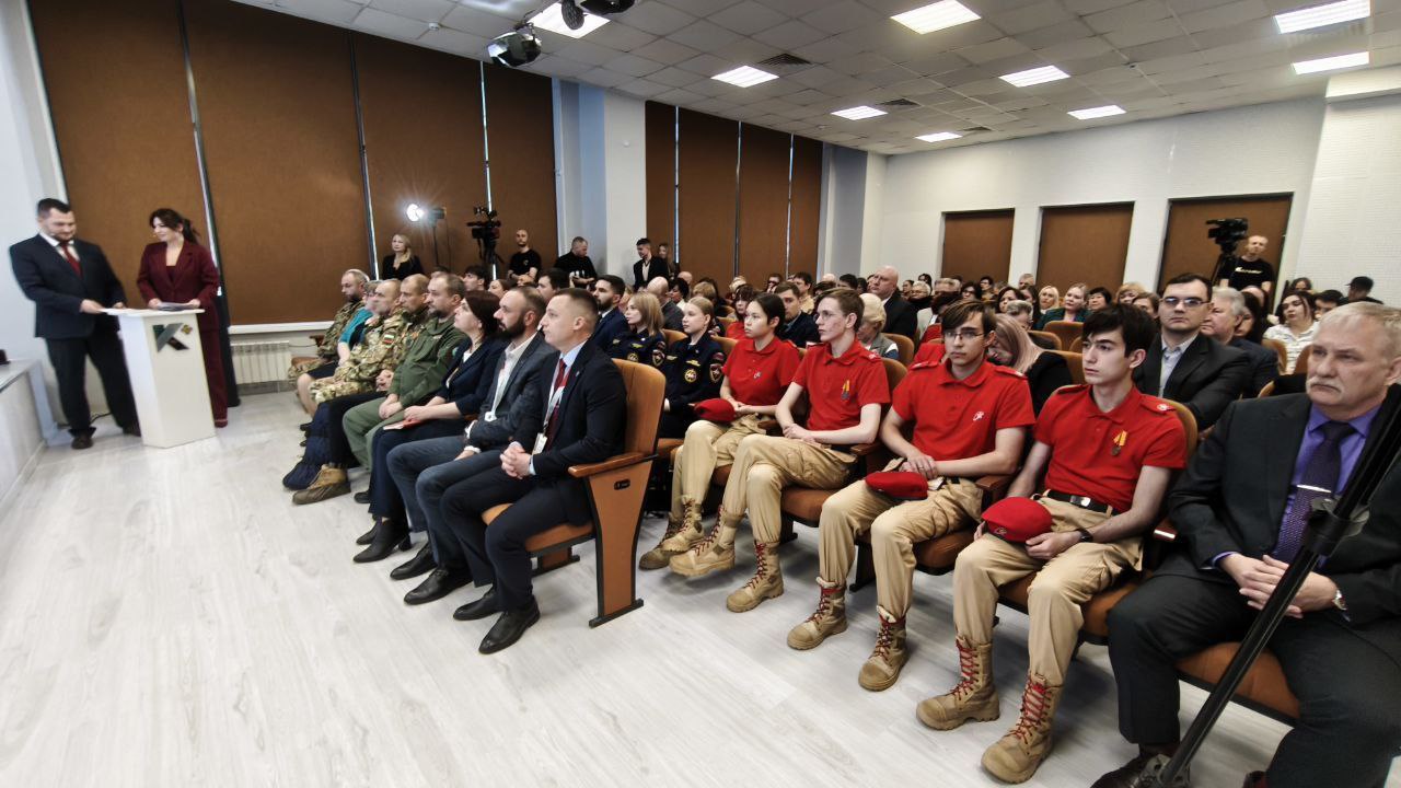 Журналисты, активисты, молодёжь, учителя, врачи, представители профсоюзных и некоммерческих организаций собрались для общения с губернатором Магаданской области Сергеем Носовым по итогам уходящего 2025 года Журналисты, активисты, молодёжь, учителя, врачи, представители профсоюзных и некоммерческих организаций собрались для общения с губернатором Магаданской области Сергеем Носовым по итогам уходящего 2025 года