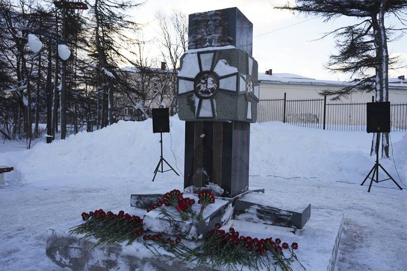 В Магадане полицейские и общественники почтили память воинов, погибших в локальных конфликтах В Магадане полицейские и общественники почтили память воинов, погибших в локальных конфликтах