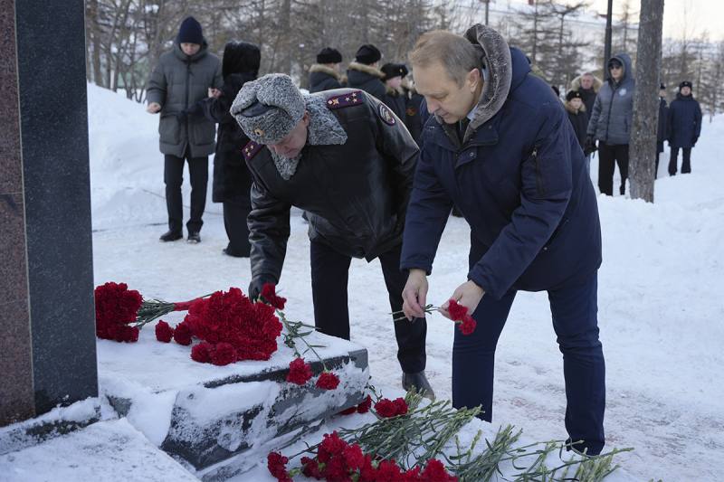 В Магадане полицейские и общественники почтили память воинов, погибших в локальных конфликтах