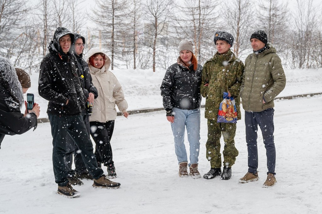В центре «Подвиг» состоялась торжественная церемония проводов в армию магаданских призывников В центре «Подвиг» состоялась торжественная церемония проводов в армию магаданских призывников