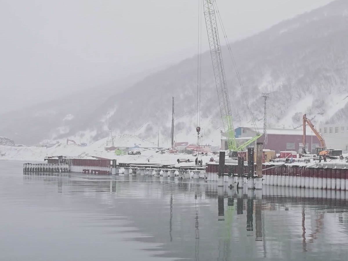 Водолазы погружаются на самое дно для строительства Морского туристического центра в Магадане Водолазы погружаются на самое дно для строительства Морского туристического центра в Магадане
