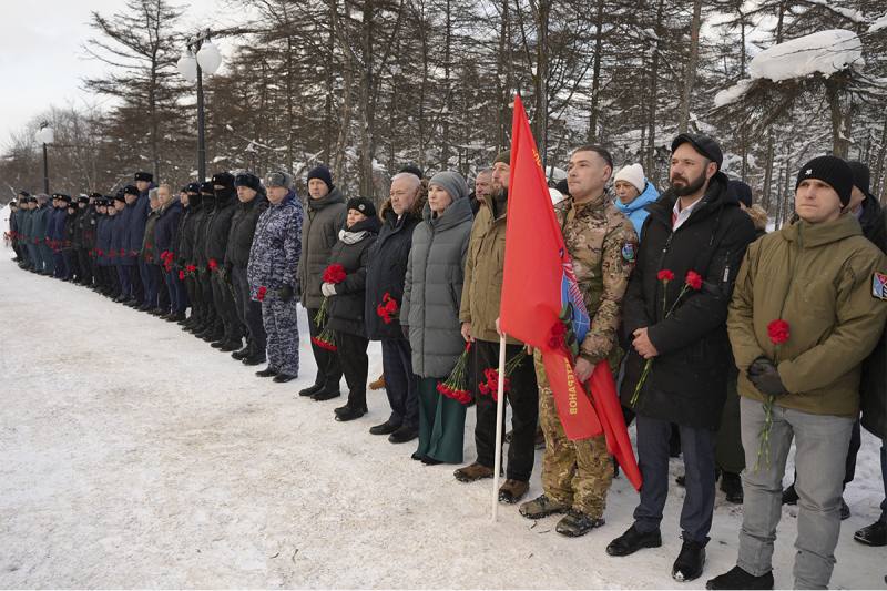 В Магадане полицейские и общественники почтили память воинов, погибших в локальных конфликтах В Магадане полицейские и общественники почтили память воинов, погибших в локальных конфликтах