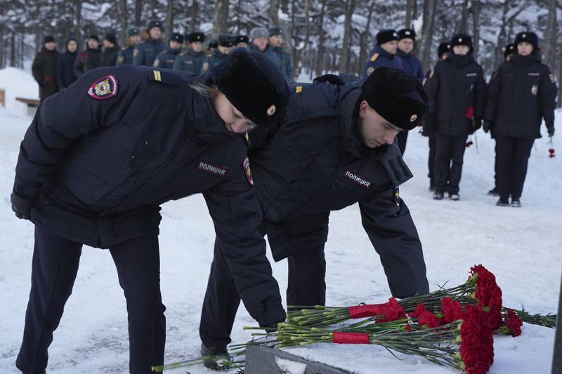В Магадане полицейские и общественники почтили память воинов, погибших в локальных конфликтах В Магадане полицейские и общественники почтили память воинов, погибших в локальных конфликтах