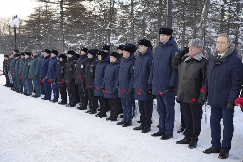 В Магадане полицейские и общественники почтили память воинов, погибших в локальных конфликтах В Магадане полицейские и общественники почтили память воинов, погибших в локальных конфликтах