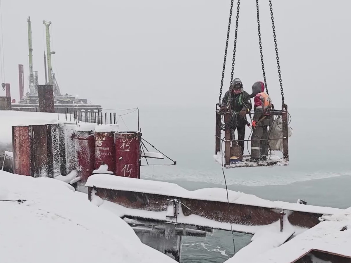Водолазы погружаются на самое дно для строительства Морского туристического центра в Магадане Водолазы погружаются на самое дно для строительства Морского туристического центра в Магадане